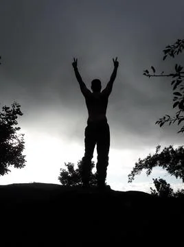 Boy back light shot in deep green forests feeling the true nature Foto stock