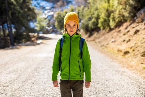 Boy with a backpack in the forest. The child is standing in the middle of the Foto stock