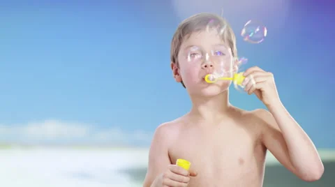 Boy at beach have fun with bubbles Vidéo 60946232
