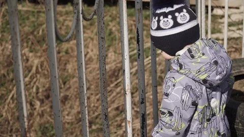 Boy behind the fence 動画素材 128573980