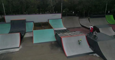 Boy on bike performs trick in skate park Video stock 102259511