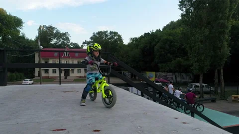 Boy on a bike prepare to do the trick Video stock 102260011