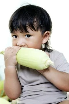 The Boy Bitting Fresh Corn Foto stock