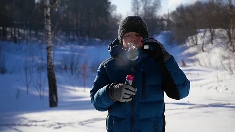 Boy blows soap bubbles in the Park with delight on a winter Sunny day Vidéo 72308941