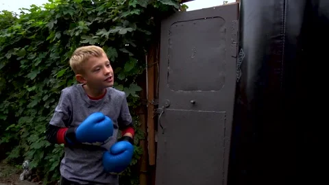 Boy in blue boxing gloves Vídeo Stock 207770146