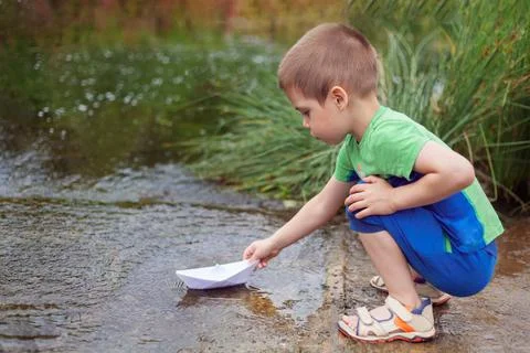 Boy with a boat. Foto stock