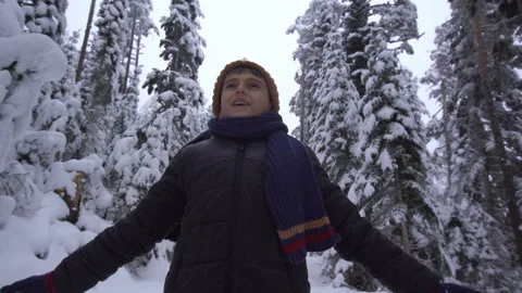 Boy breathing deeply in the snowy forest. 스톡 동영상 167542641