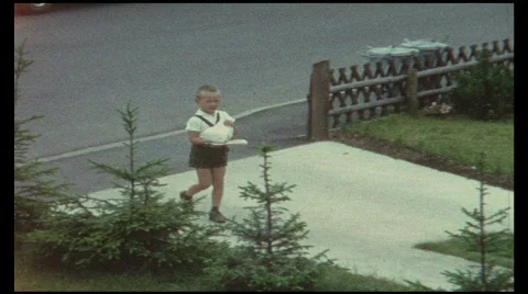 Boy bringing biscuits (vintage 8 mm amateur film) Vídeo Stock 546930