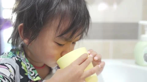 Boy brushing and cleaning teeth 스톡 동영상 193782743