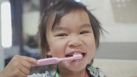 Boy brushing and cleaning teeth 스톡 동영상 193782762