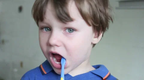 Boy brushing his teeth Stockbeeldmateriaal 1060295