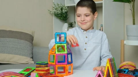 Boy building a tower from a magnetic construction set, slow motion Vídeos de archivo 277446912