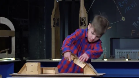 Boy builds a bridge Vídeo Stock 72879688