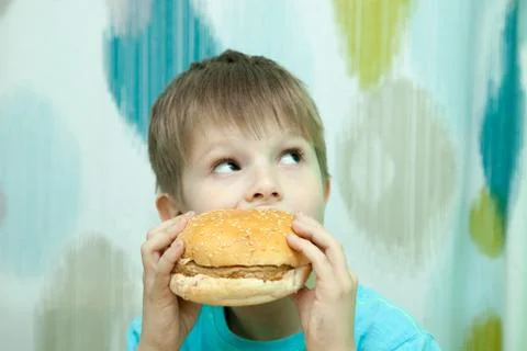Boy with burger 库存照片