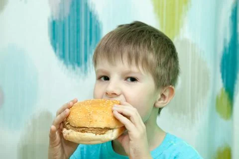 Boy with burger Stock-Fotos