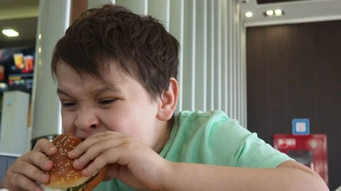 Boy in a cafe eats fast food. junk food. nuggets with sauce. like food. Vídeos de archivo 167212505