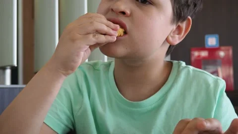 Boy in a cafe eats fast food. junk food. nuggets with sauce. like food. Vídeos de archivo 167212615