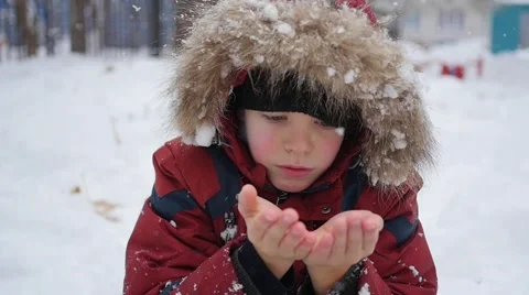 Boy catches snowflakes Vidéo 68976790