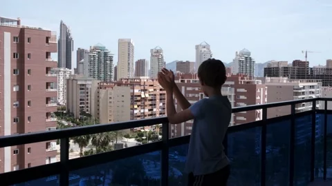 Boy clapping hands, applauding from balcony to support doctors, nurses, hospital Vídeo Stock 149571013