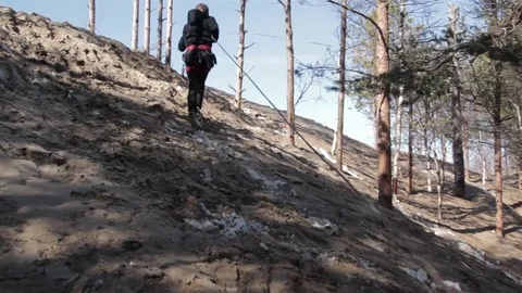 Boy climb a hillside using equipment. Steadicam follow shot 库存影片 76553090