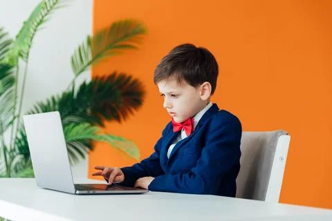 Boy at the computer in the classroom learning online school IT programming Foto stock