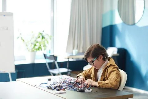 Boy Connecting Wires in Engineering Class Foto stock