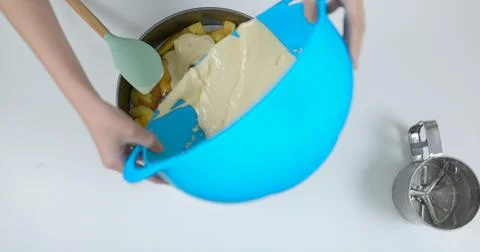 Boy cooking an apple pie 库存照片