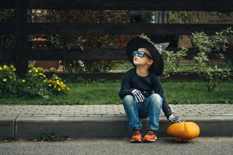 The boy in costumer hat and gloves. Foto stock
