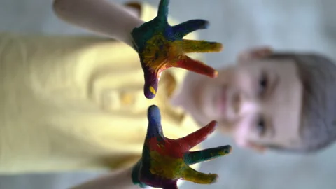 Boy covered in finger paint. Vídeos de archivo 159096859