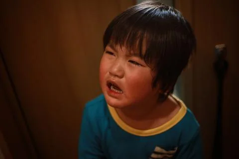 Boy crying at the door Foto stock
