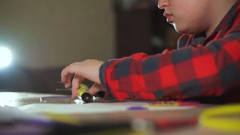 The boy cuts off an extra piece of ABS plastic 3D pen. He creates a 3D figure 스톡 동영상 100387897