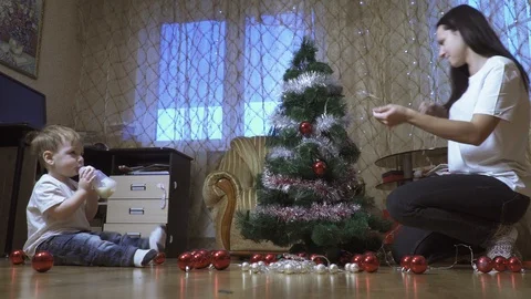 Boy dancing with mom Vídeos de archivo 122510656