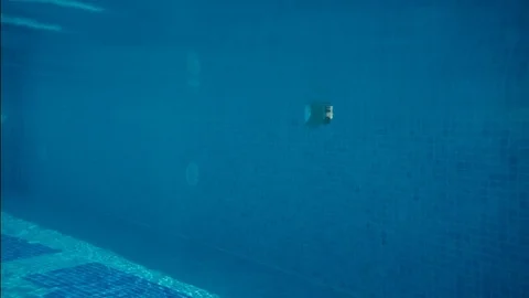 A boy dives into the pool Video stock 79743513