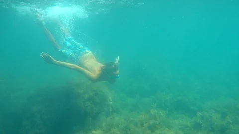 Boy diving underwater Stock-Footage 93981162