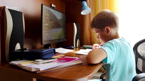 Boy does lessons 库存影片 58309316