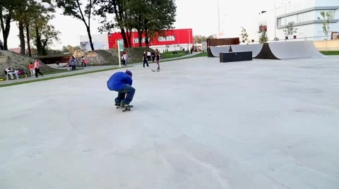 Boy doing tricks in skate park 스톡 동영상 42641121