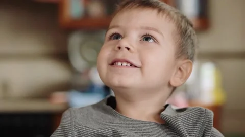 Boy draw mustache with a pencil Vídeos de archivo 164665955