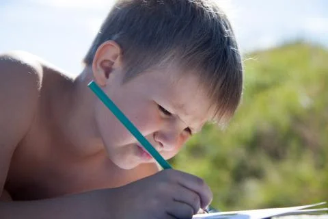 The boy drawing a pencil Foto stock