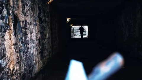 Boy dressed in black runs through the tunnel 動画素材 98950290