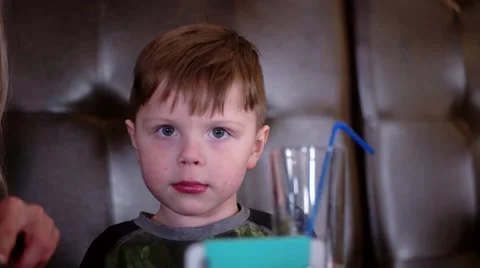 Boy Drinking Juice and Eating Pizza in Cafeteria Stockbeeldmateriaal 62469824