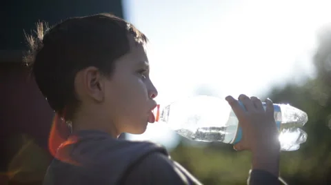 Boy drinks water Stockbeeldmateriaal 881246