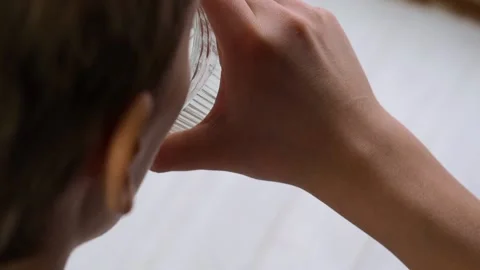 The boy drinks water from a glass. Vidéo 170072088