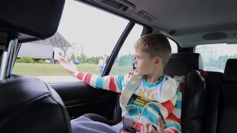 A boy drives in a car with a window open Vídeo Stock 111477845