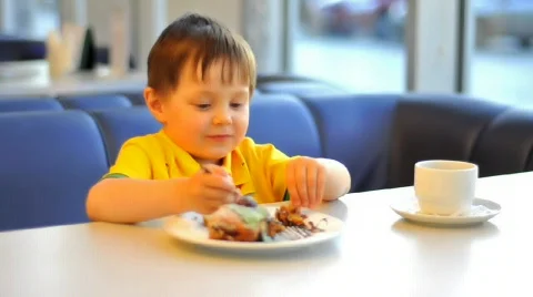 Boy eat cake in cafe Vidéo 603521