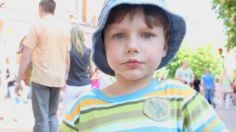 Boy eating chips 스톡 동영상 5298636