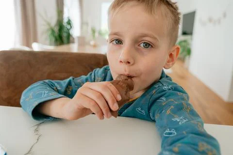 Boy eating chocolate Stockfoto's