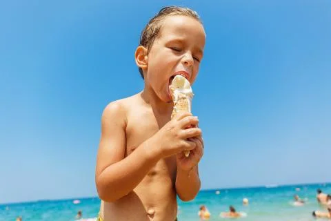 Boy eating ice cream Foto stock