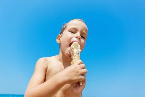 Boy eating ice cream Foto stock