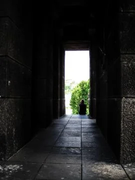 Boy at end of dark hall Foto stock
