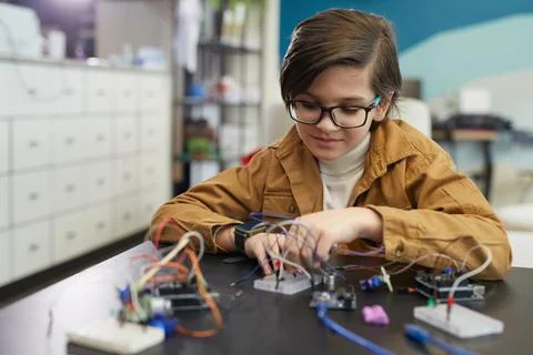 Boy in Engineering Class at School Foto stock